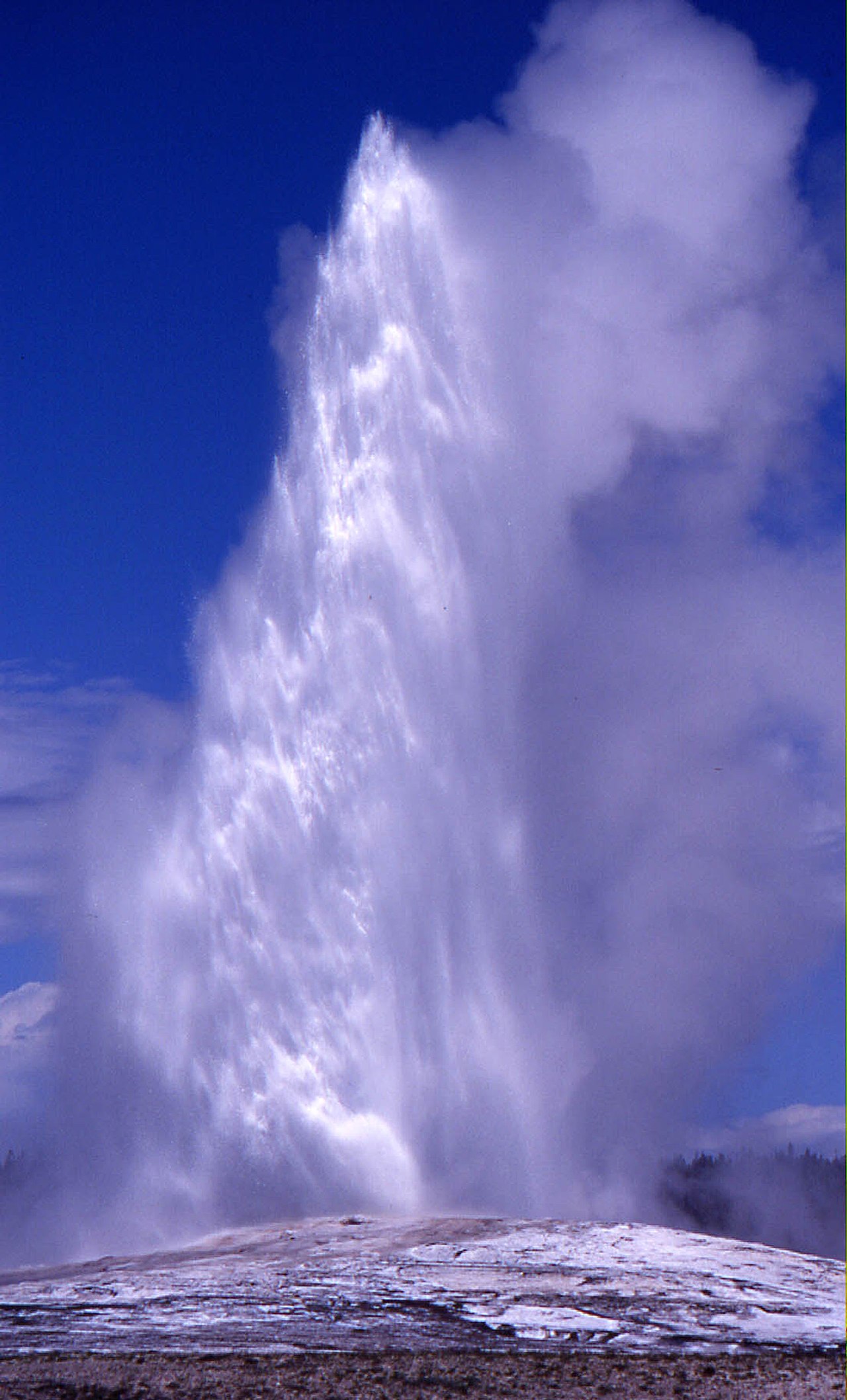 Yellowstone National Park in Wyoming, USA. The Old Faithful Geyser throws a jet of water shrouded in clouds of steam up to 52 meters for 4 minutes at an interval of about 65 minutes.